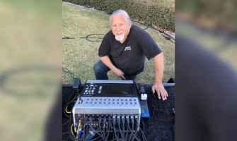El ingeniero de audio FOH Larry Sánchez mezcla a Poncho Sánchez con el TouchMix-30 Pro de QSC